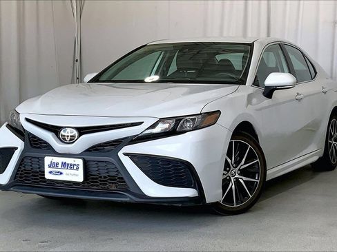 Used 2024 Toyota Camry SE FWD image 2