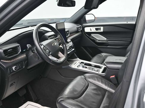 Used 2022 Ford Explorer Platinum w/ Technology Package image 11