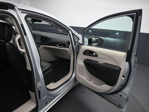 Used 2023 Chrysler Pacifica Touring-L FWD image 21