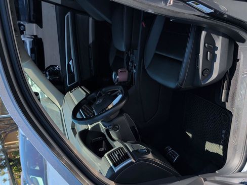 Used 2022 Volkswagen Atlas SEL R-Line AWD/4WD image 7