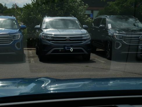 Certified 2025 Volkswagen Tiguan SE R-Line AWD/4WD image 28