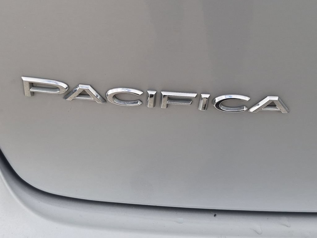 Used 2023 Chrysler Pacifica Touring-L FWD image 24