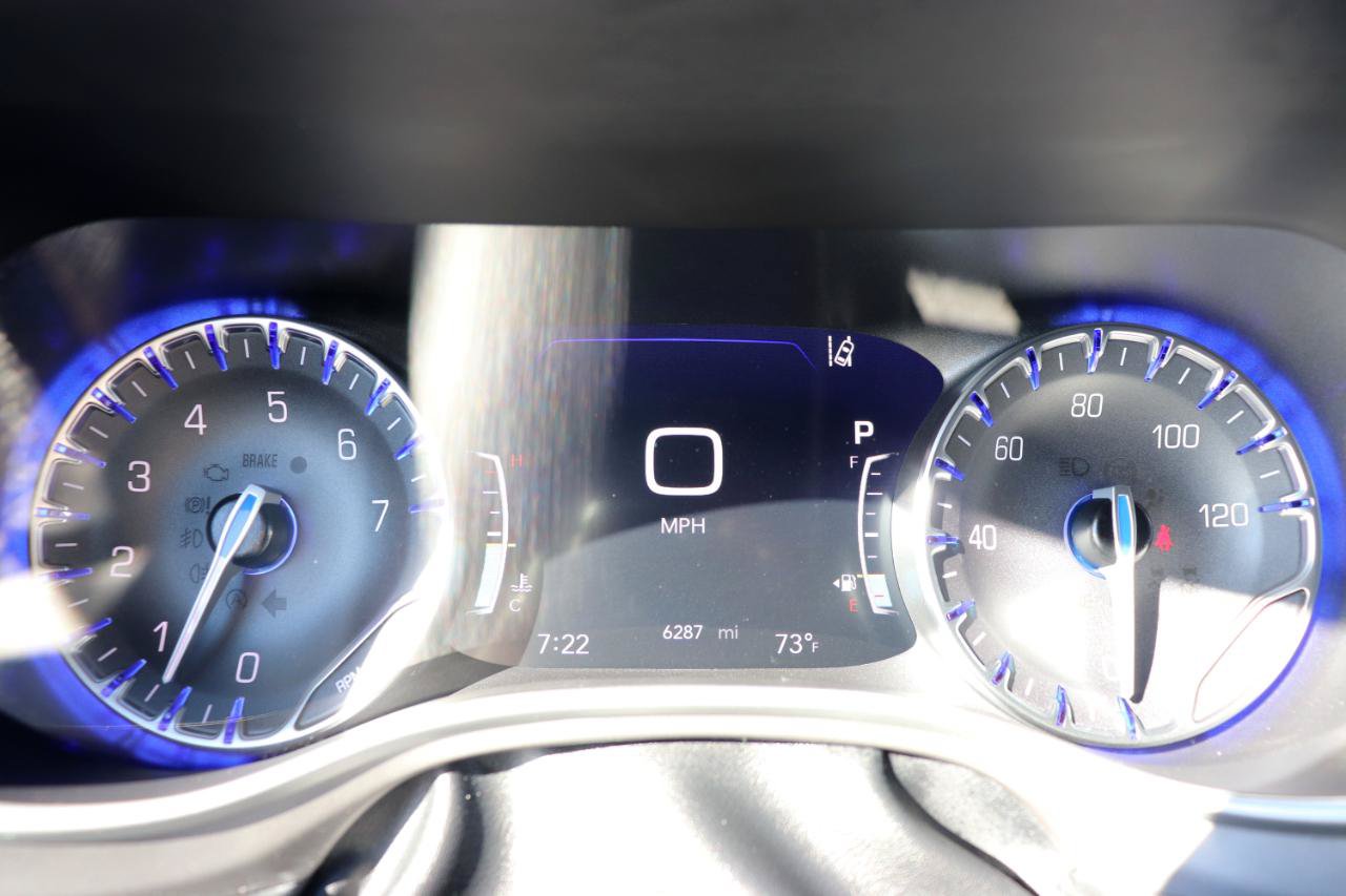 Used 2027 Chrysler Pacifica Select FWD image 32