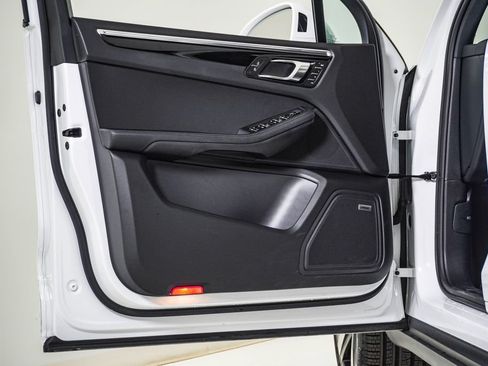 Certified 2026 Porsche Macan AWD/4WD image 25