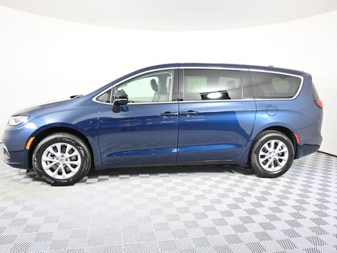 Used 2024 Chrysler Pacifica Touring-L AWD/4WD image 2