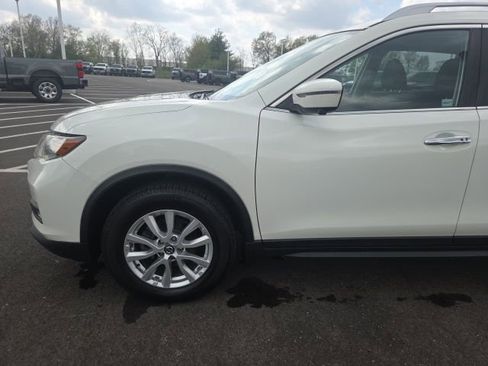 Used 2017 Nissan Rogue SV w/ SV Premium Package image 16