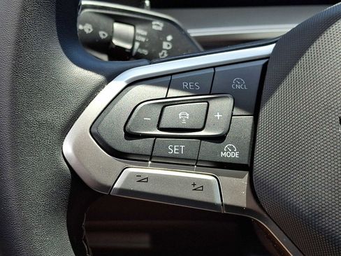 Used 2025 Volkswagen Tiguan SE w/ Panoramic Sunroof Package AWD/4WD image 18