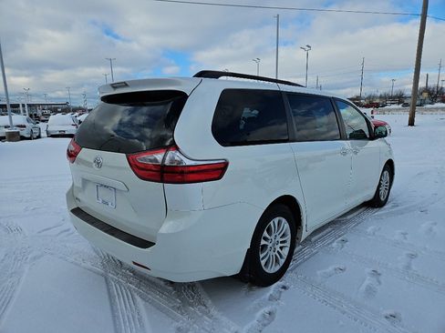 Used 2016 Toyota Sienna XLE image 4