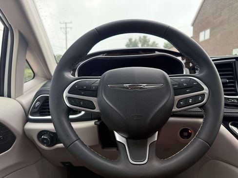 Used 2023 Chrysler Pacifica Limited FWD image 20