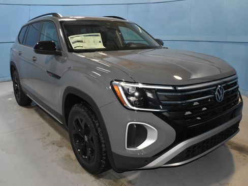 New 2026 Volkswagen Atlas Peak Edition AWD/4WD image 1