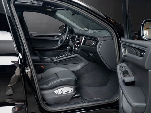 Certified 2026 Porsche Macan AWD/4WD image 35