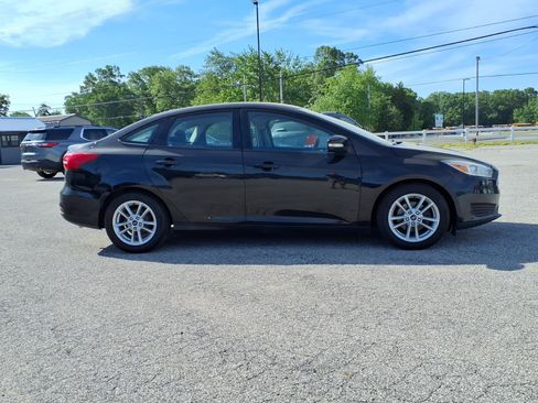 Used 2017 Ford Focus SE w/ Cold Weather Package FWD image 12