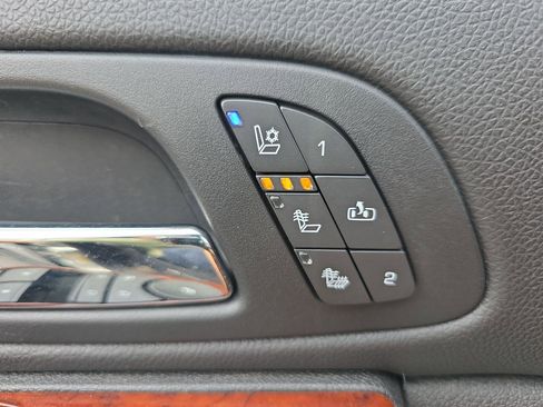 Used 2010 Chevrolet Avalanche LTZ AWD/4WD image 25