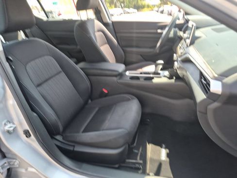 Used 2025 Nissan Altima 2.5 SV FWD image 31