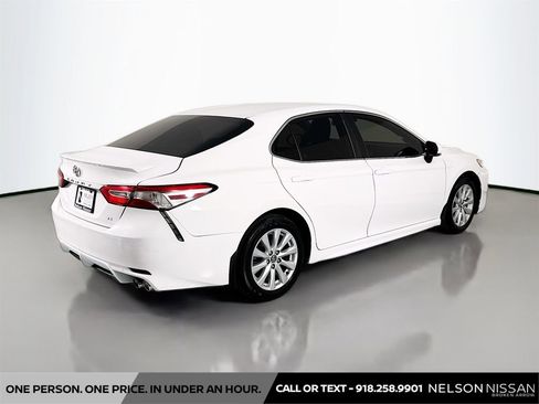 Used 2020 Toyota Camry SE FWD image 5