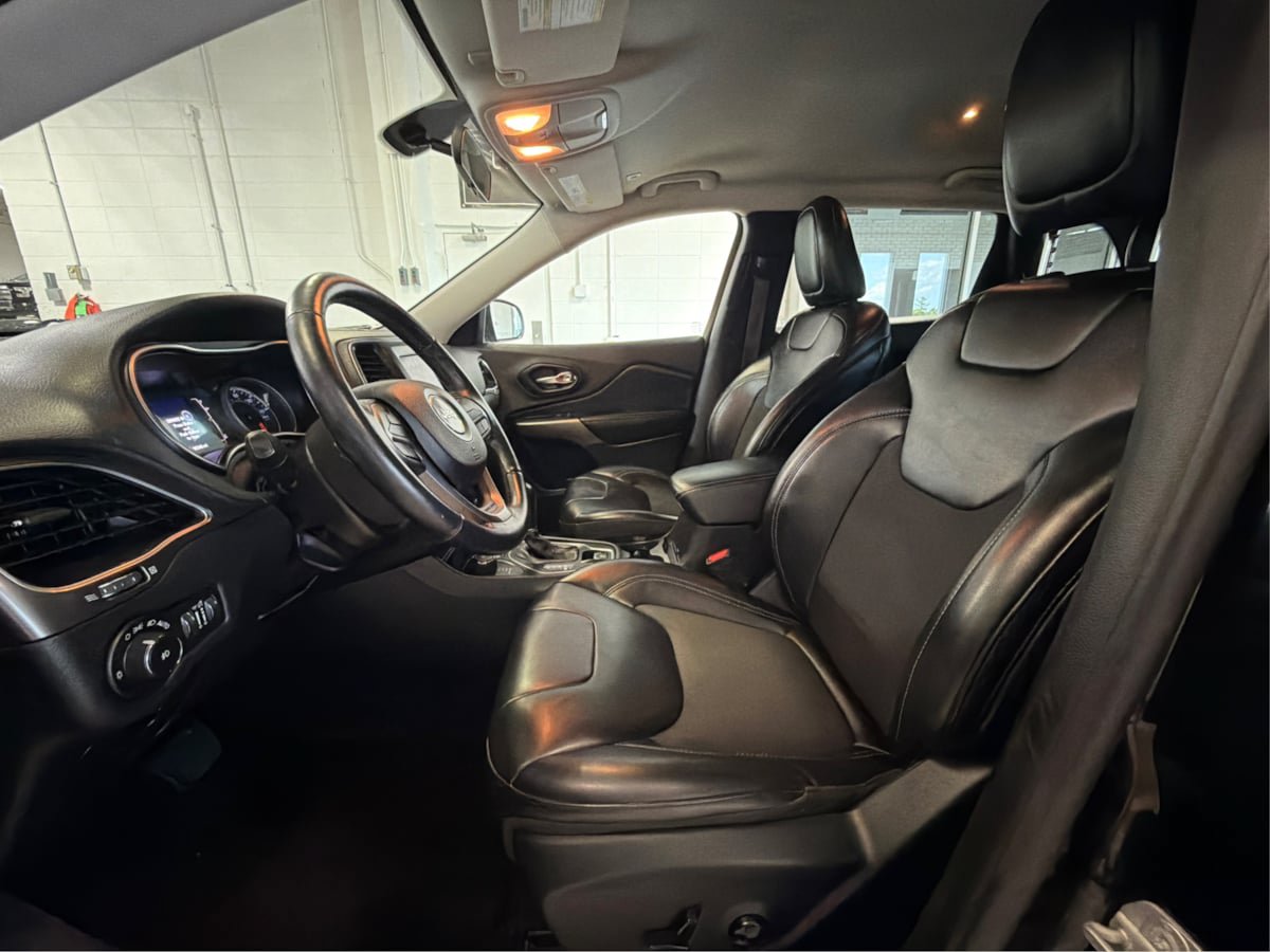 Used 2019 Jeep Cherokee Latitude Plus w/ Cold Weather Group AWD/4WD image 9