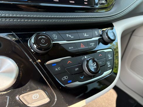 Used 2024 Chrysler Pacifica Touring-L FWD image 22