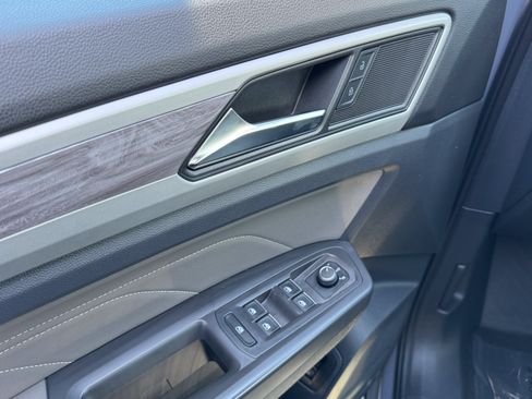 Certified 2022 Volkswagen Atlas Cross Sport SE w/ Panoramic Sunroof Package FWD image 16
