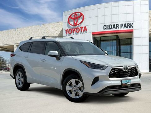 Used 2022 Toyota Highlander L FWD image 1