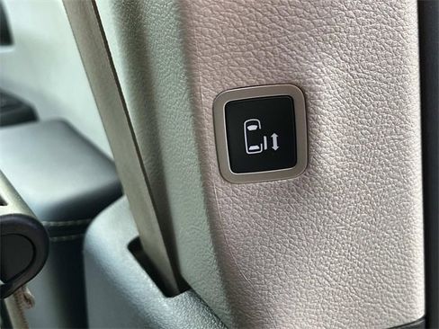 Used 2024 Chrysler Pacifica Touring-L image 26