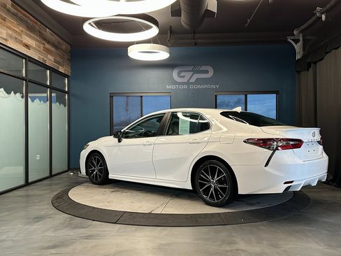 Used 2022 Toyota Camry SE image 5