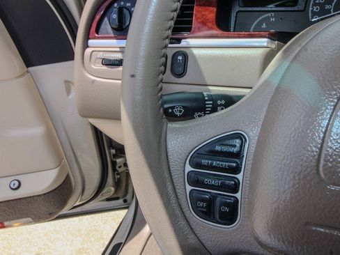Used 2004 Lincoln Town Car Signature RWD image 20