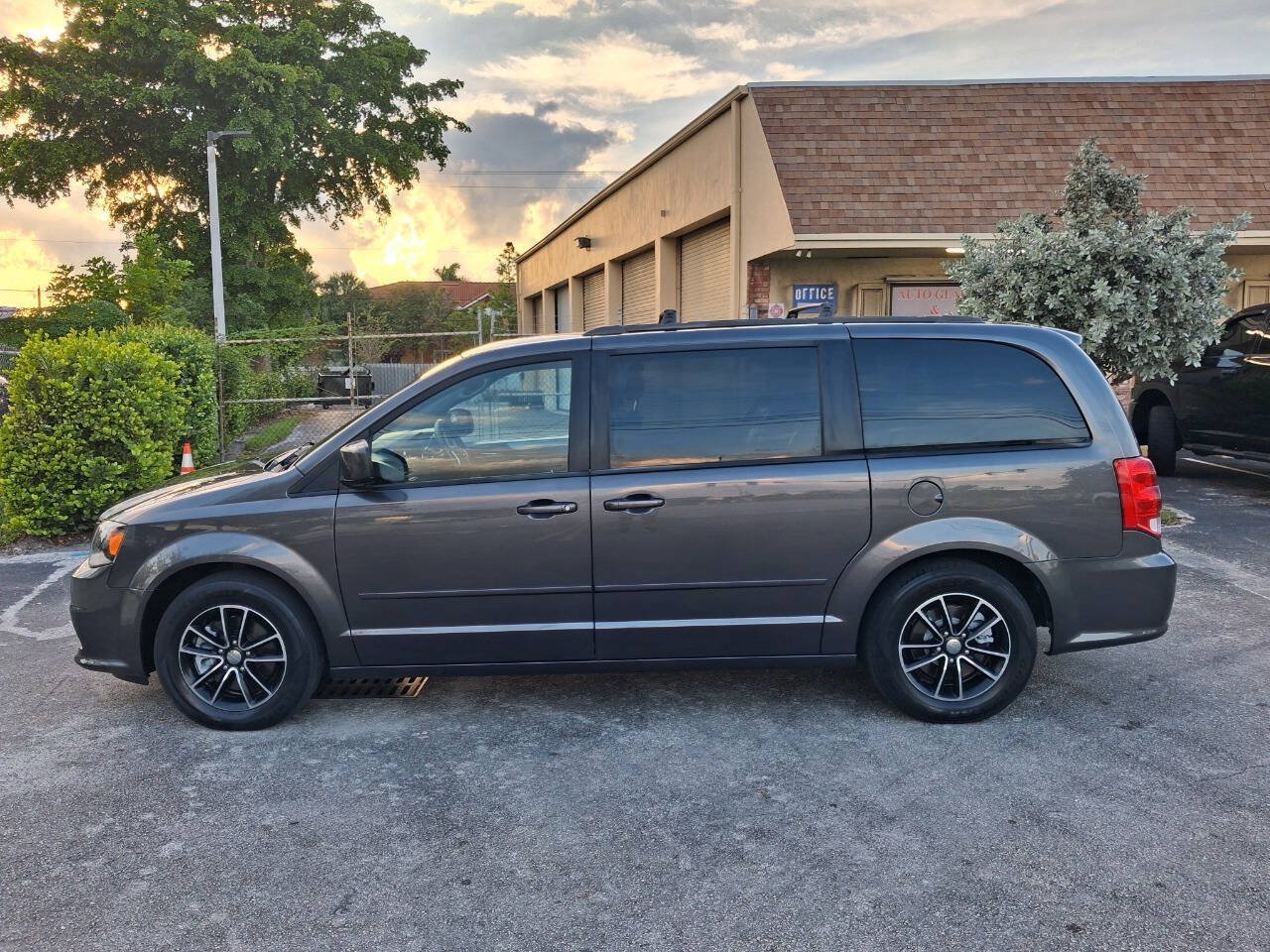 Used 2017 Dodge Grand Caravan GT FWD image 1