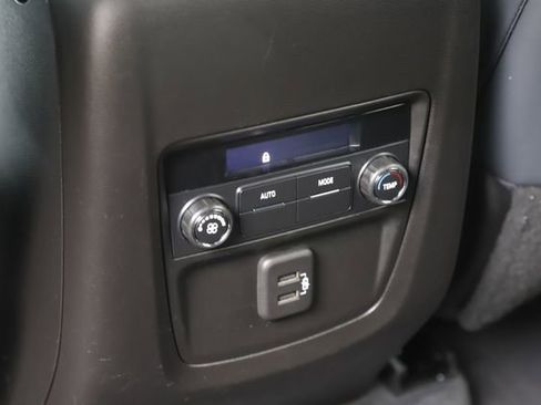 Used 2022 Buick Enclave Essence FWD image 18
