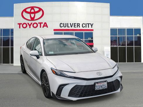 Used 2025 Toyota Camry SE FWD image 1