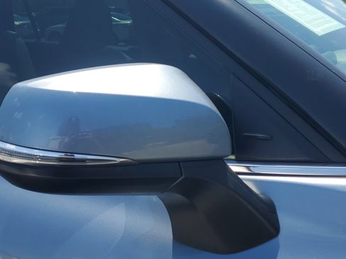 Used 2021 Toyota Highlander LE FWD image 5