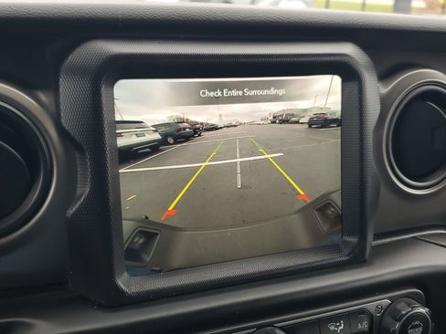 Used 2022 Jeep Gladiator Willys image 25