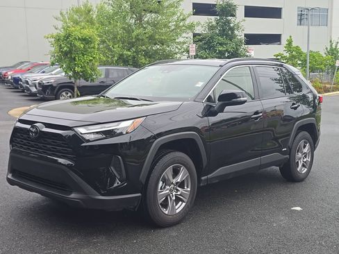 Used 2025 Toyota RAV4 XLE AWD/4WD image 2