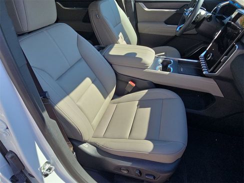 Used 2025 GMC Acadia Elevation w/ Elevation Premium Package image 29