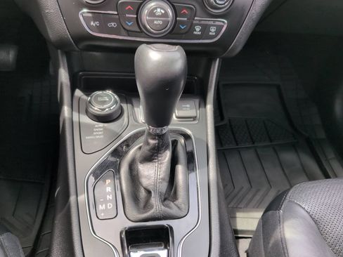 Used 2020 Jeep Cherokee Limited AWD/4WD image 24