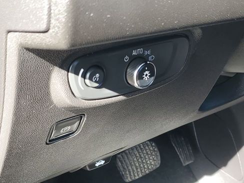 Certified 2024 GMC Terrain SLE w/ Driver Convenience Package AWD/4WD image 9