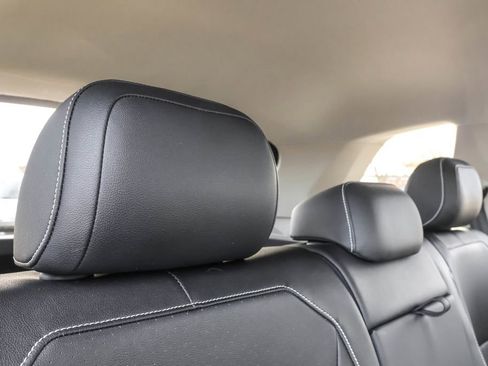 Certified 2024 Volkswagen Tiguan SE image 33