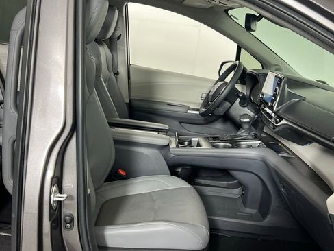 Used 2023 Toyota Sienna Limited image 30