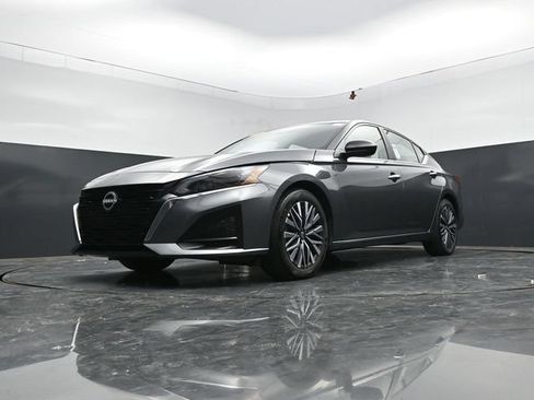 Used 2025 Nissan Altima 2.5 SV FWD image 60