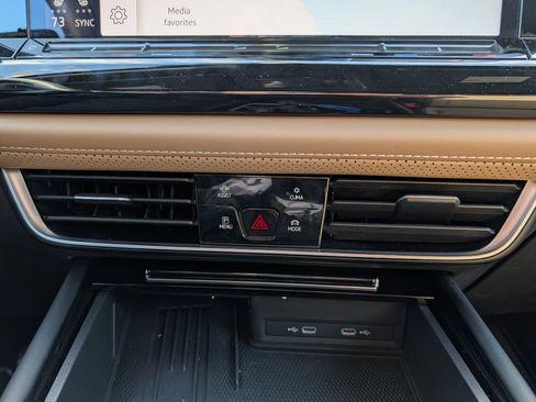 Certified 2025 Volkswagen Atlas Cross Sport SE image 20