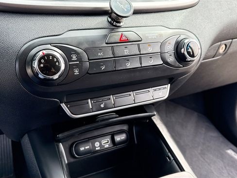 Used 2016 Kia Sorento LX w/ LX Convenience Package image 11