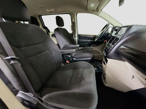 Used 2019 Dodge Grand Caravan SE w/ UConnect Hands-Free Group image 29