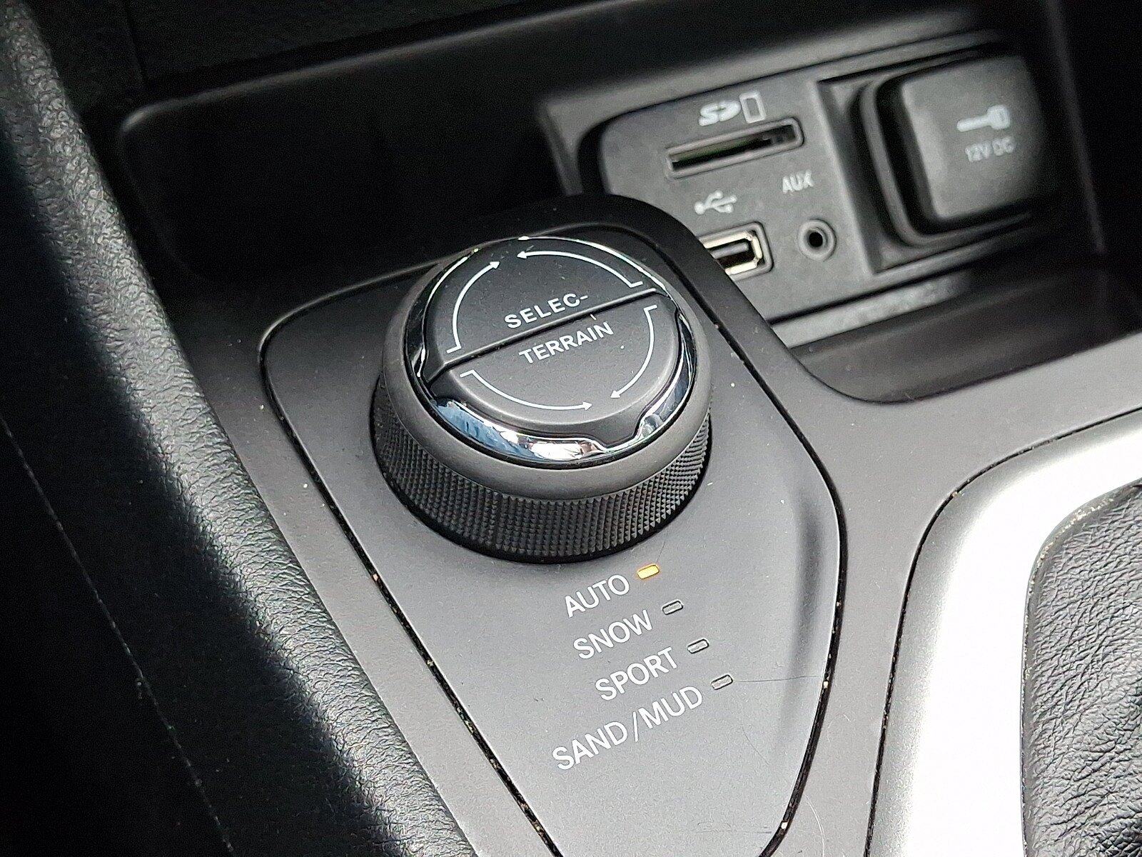 Used 2014 Jeep Cherokee Limited w/ Luxury Group AWD/4WD image 26