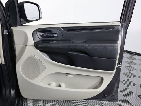 Used 2014 Chrysler Town & Country Touring-L image 24