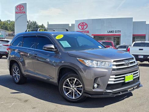 Used 2017 Toyota Highlander XLE AWD/4WD image 1