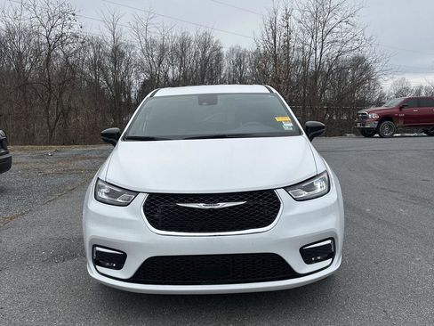 Used 2025 Chrysler Pacifica Select image 2