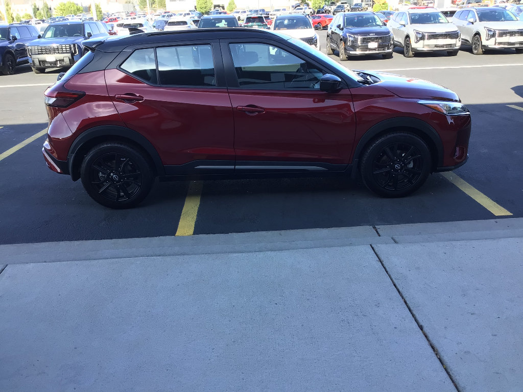 Used 2023 Nissan Kicks SR w/ SR Premium Package FWD image 6