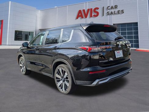 Used 2025 Mitsubishi Outlander SE image 9