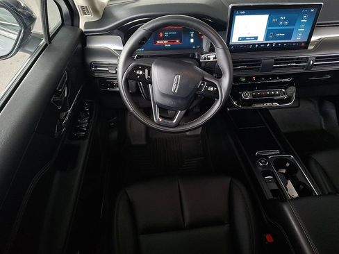 Certified 2024 Lincoln Corsair AWD image 11