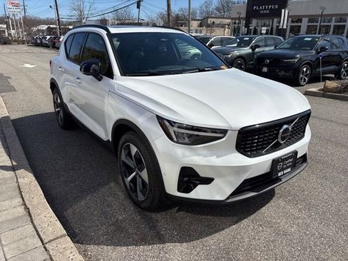 Used 2025 Volvo XC40 B5 Plus AWD/4WD image 7