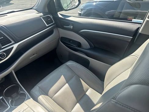 Used 2018 Toyota Highlander Limited AWD/4WD image 19